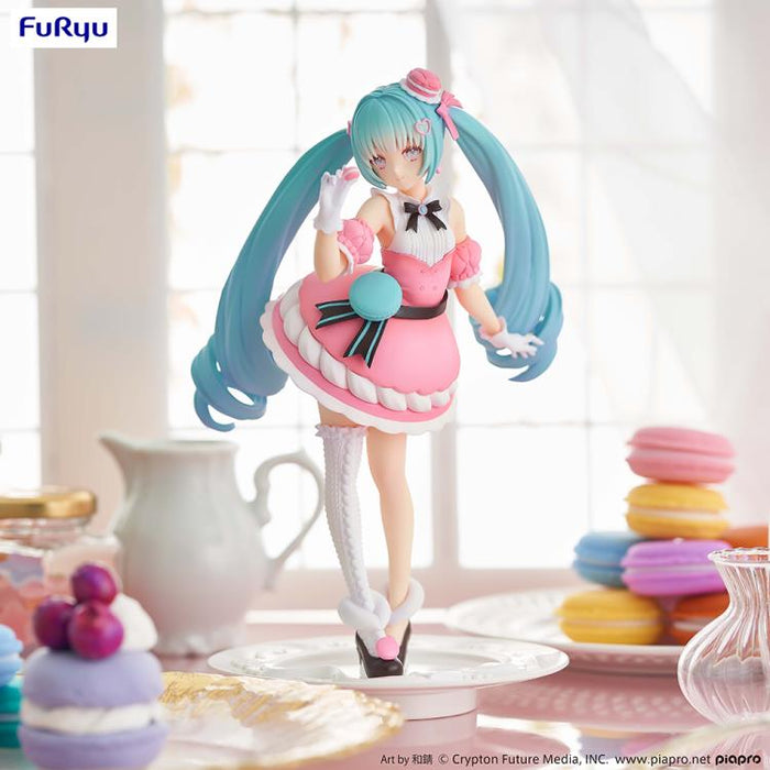 FURYU Vocaloid SweetSweets Series Hatsune Miku (Macaroon) Figure