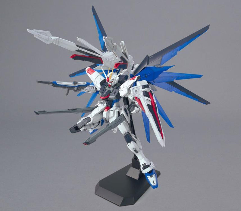 BANDAI Gundam MG 1/100 Freedom Gundam 2.0 Model Kit